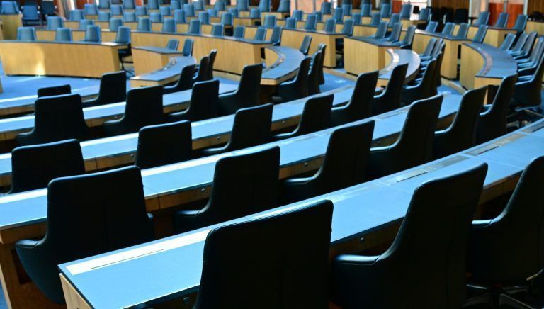 Leerer Sitzungssaal: Was die Abgeordneten jetzt machen