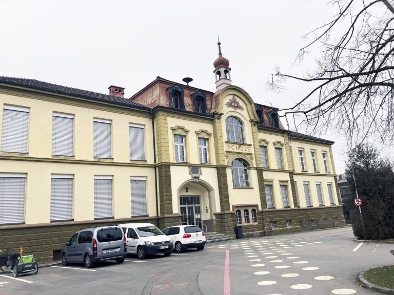 Das 1908 errichte Schulhaus Markt wird als neuer Standort von Musikschule und Bürgermusik geprüft. - © AJK