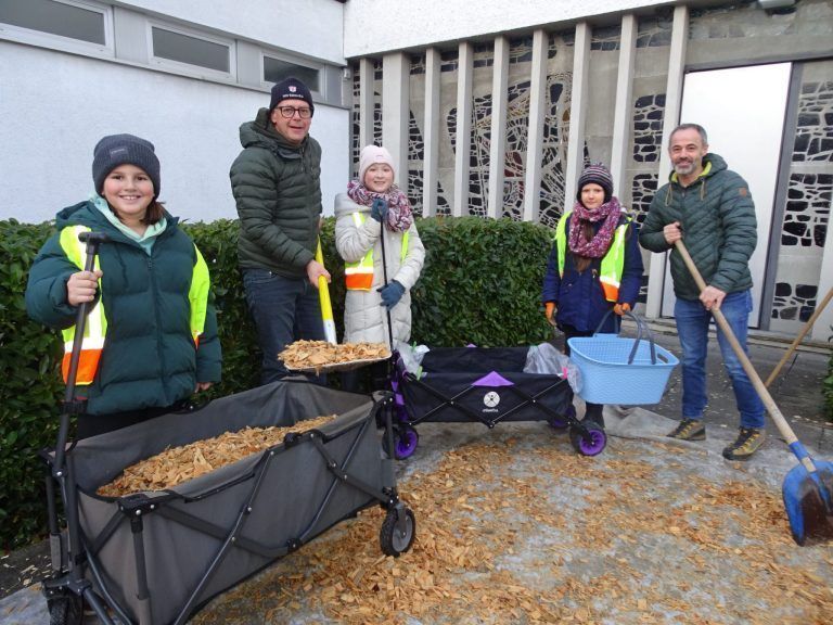 Alle, auch Direktor Richard Gurschler (2. v.li.) halfen bei der Hackschnitzel-Challenge eifrig mit. - © cth
