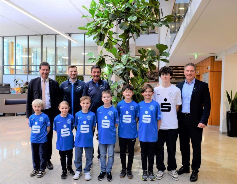 Die Dornbirner Sparkasse unterstützt den SC Admira Dornbirn nach der Brandkatastrophe und sponserte alle neuen Dressen, für den Nachwuchs. - © cth
