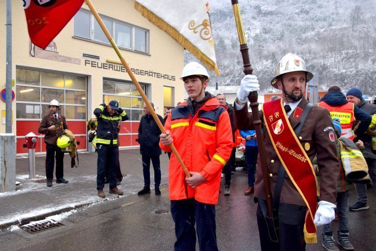Inbetriebnahme des Feuerwehrgerätehauses Bings-Stallehr - Lockerer Marsch vom alten Feuerwehrgerätehaus zum neuen - musikalische Begleitung durch die Harmoniemusik Stallehr-Bings-Radin.