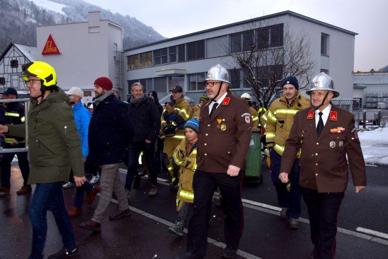 Inbetriebnahme des Feuerwehrgerätehauses Bings-Stallehr - Lockerer Marsch vom alten Feuerwehrgerätehaus zum neuen - musikalische Begleitung durch die Harmoniemusik Stallehr-Bings-Radin.