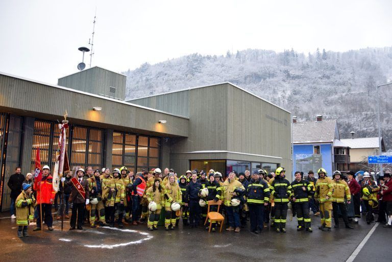 Inbetriebnahme des Feuerwehrgerätehauses Bings-Stallehr - Lockerer Marsch vom alten Feuerwehrgerätehaus zum neuen - musikalische Begleitung durch die Harmoniemusik Stallehr-Bings-Radin.