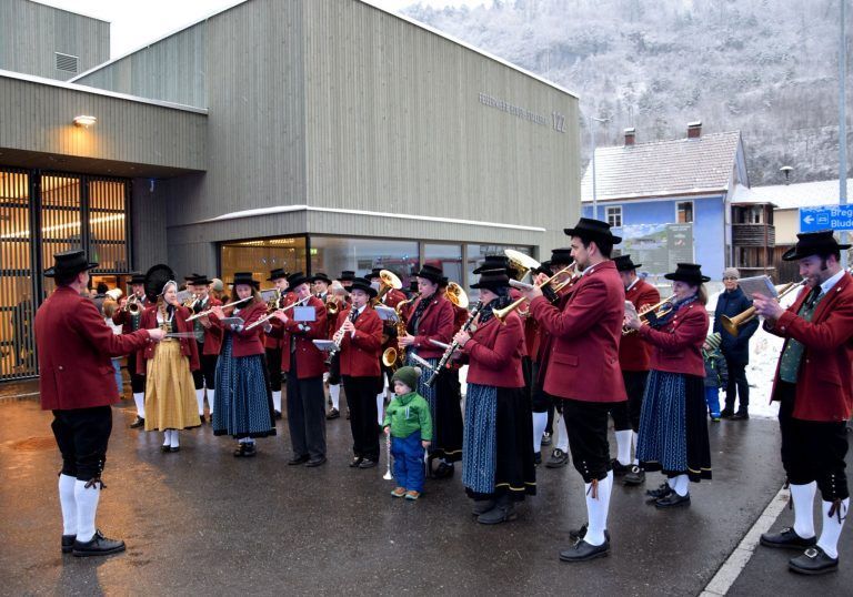 Inbetriebnahme des Feuerwehrgerätehauses Bings-Stallehr - Lockerer Marsch vom alten Feuerwehrgerätehaus zum neuen - musikalische Begleitung durch die Harmoniemusik Stallehr-Bings-Radin.