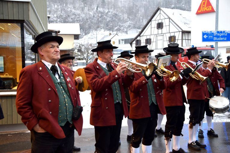 Inbetriebnahme des Feuerwehrgerätehauses Bings-Stallehr - Lockerer Marsch vom alten Feuerwehrgerätehaus zum neuen - musikalische Begleitung durch die Harmoniemusik Stallehr-Bings-Radin.