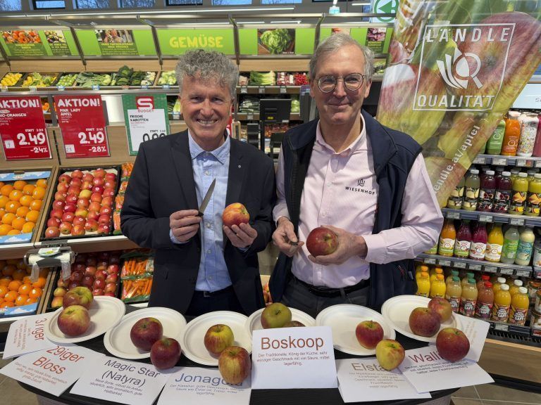 EKL Günter Moosmann mit Obstbauer Jens Blum (Wiesenhof)
