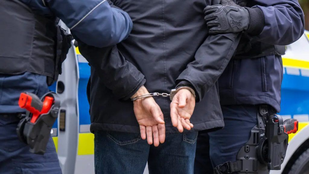 Rabiate Vorarlbergerin beißt Lindauer Polizisten