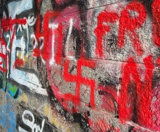 Hakenkreuze auf Brückenpfeiler