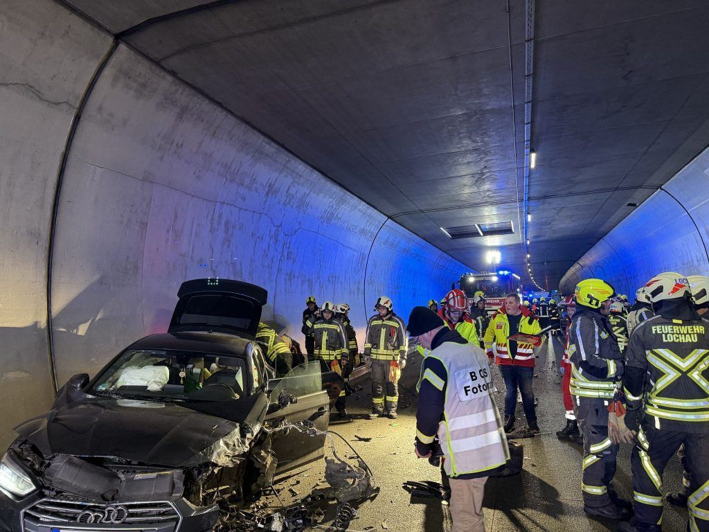 Kollision nach Überholmanöver im Pfändertunnel
