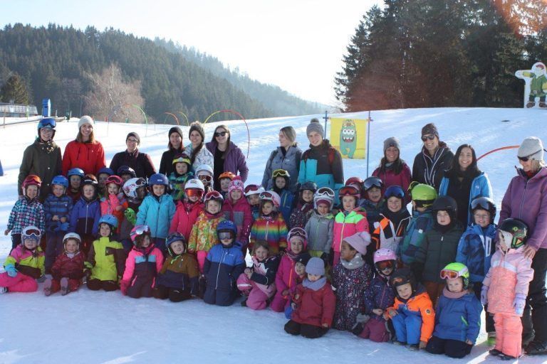 Bewegungs KG Muntlix hatte beim Skitag in Furx viel Spaß auf der Piste. - © VN-TK