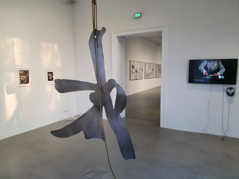 Im Vordergrund Nika Kupyrova Ausstellungsansicht Women in Green, 2022, dahinter Fotografien von Kathi Hofer