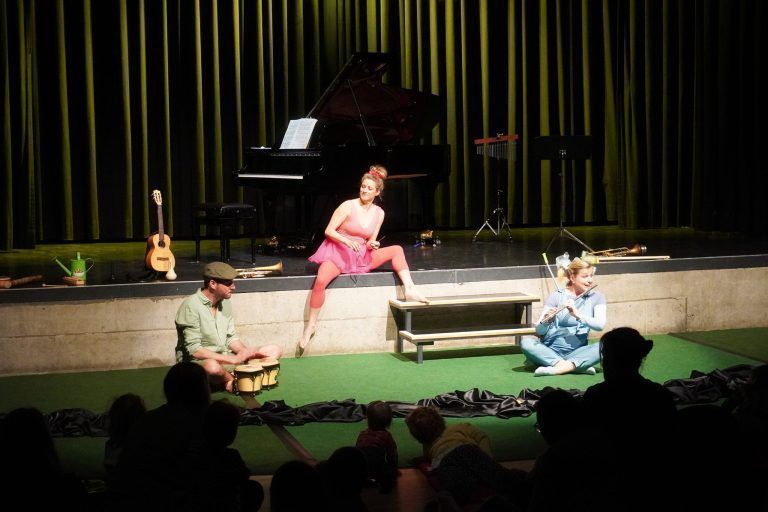 Bludenz. Die Reihe der ausverkauften Kulturveranstaltungen in Bludenz geht weiter. Die Künstler des Trios „Pfiffikus“ sorgten heute abermals für zwei ausverkaufte Konzerte. Musizierend, tanzend, singend und sprichwörtlich „pfiffig“ ging die Konzertreihe auch heuer wieder los.