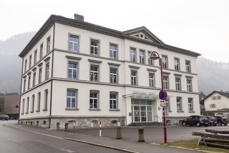 Heiße Wahlkampfdebatte in Götzis: Streit um Kiesabbau und Schulsanierung