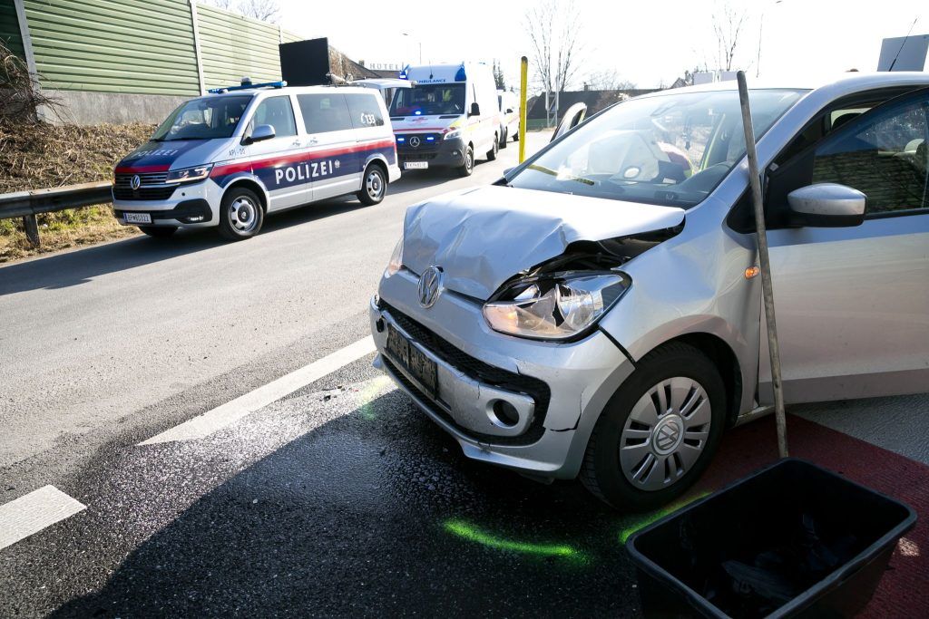 Knapp an einer Tragödie vorbei: Unfall mit Baby an Bord in Altach
