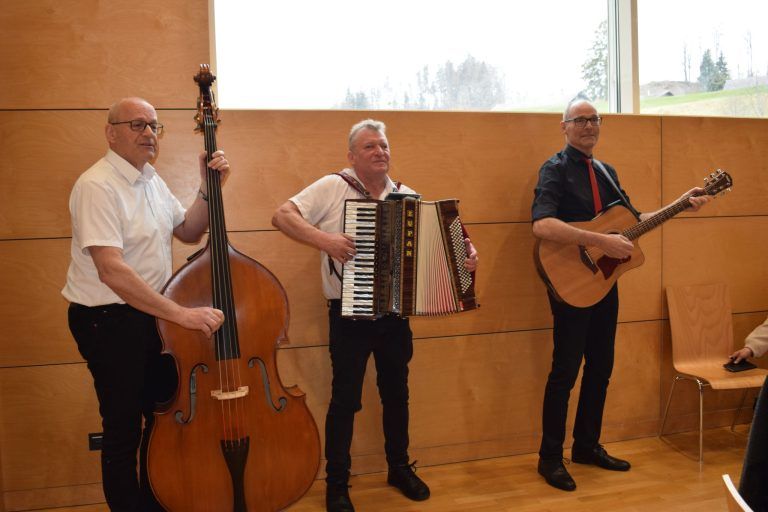 Musikalisches Rendezvous begeisterte: Zum Mitsingen lud das Trio Musik Pur“ das Publikum ein.  