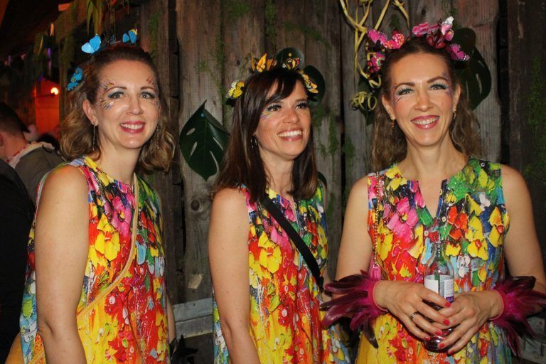 Im Dschungel ging die Party ab : Ein Trio, das Farbe in den Dschungel brachte.
