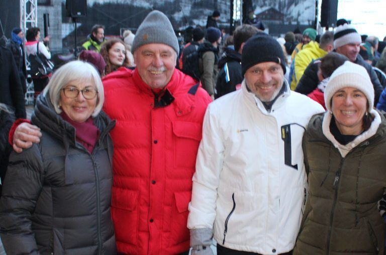 Monroes-Show zum Jubiläums-Auftakt: Prominente Konzertbesucher: Mandy Strasser mit Gattin Heidi, Tochter Claudia und Schwiegersohn Christoph: „Ein perfekter Start in den Skiurlaub.“