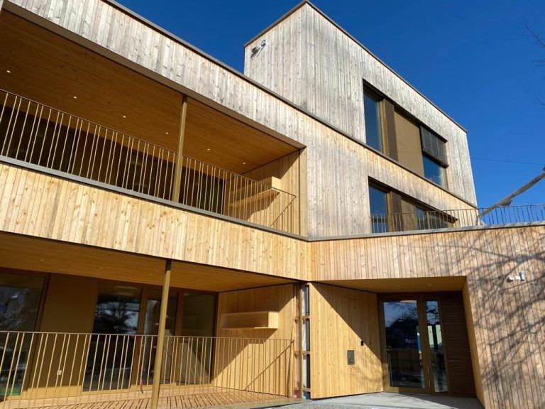 Großer Schritt für die beste Betreuung: Kinderhaus ist fertiggestellt. Kinderhaus. Viel Holz im neuen Kinderhaus. Holzbauweise bevorzugt. Stiegenhaus ist modern. Alles Neu. Perfekte Rahmenbedingungen im Kinderhaus Markt. Stiege 1a. Stiegenhaus in Perfektion. Ideale Räume für die Kleinkinder. Umkleidekabinen. Spielgeräte. Anrichteküche. Räume sind perfekt abgestimmt. Alles Neu. Stiegenhaus. Außenansicht. Außenansicht. Richtung Basilika Blick. Beste Lage das Kinderhaus. Alles unter einem Hut im Kinderhaus. Basilika vor den Augen des Kinderhauses. (Bildergalerie)