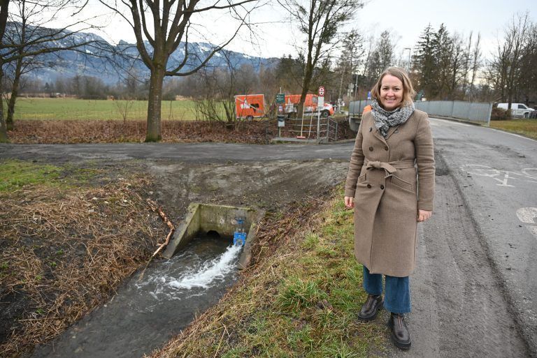 Neues Wasserbauprojekt „Am Rohr“ erfolgreich abgeschlossen: Umweltgemeinderätin Christine Bösch-Vetter zeigt sich Erfreut über die Umsetzung.