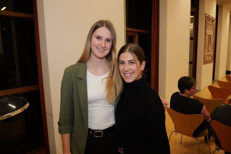 Aus drei mach eins in Satteins: Jung und engagiert: Anna-Lena Dobler und Chiara Metzler treten auf der gemeinsamen Liste in Satteins an.
