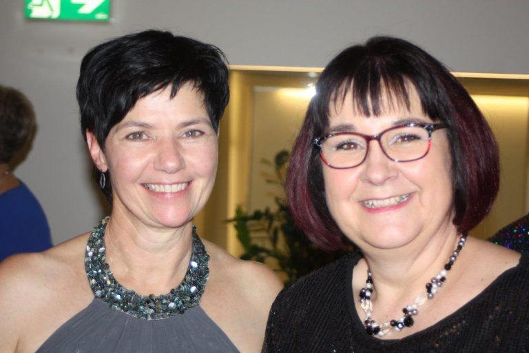 Glamouröses Comeback: 1. Rankweiler Spitzenpolitiker machten eine gute Figur; 2. Zuschauer kamen voll auf ihre Kosten; 3. Rankweiler Spitzenpolitiker applaudierten; 4. Akrobatik der jungen Turner; 5. Moderator Stefan Salzmann; 6. Abordnung vom Närrischen Kleeblatt mit Monika Dobler; 7. Bürgermeisterin Katharina Wöss-Krall mit Gatte Marco; 8. Vizebürgermeister Andreas Prenn mit Gattin Cornelia; 9. KI mit Turnvorführung; 10. Junge Talente der Turnerschaft; 11. Viele charmante Frauen mit den Gatten waren dabei; 12. Chefin Elke Sonderegger (r.) mit einem Ballgast; 13. Tanzstunde für viele; 14. Obmann Sonderegger (l.) mit einem Besucher; 15. Showeinlage mit Rankweils Spitzenpolitiker; 16. Politiker am Barren; 17. Politiker mit Übung am Barren; 18. Politiker am Barren mit Härtetest; 19. Rankweiler Politiker jubelten nach den Einheiten; 20. Freude der Rankweiler Politiker war groß; (Bildergalerie)