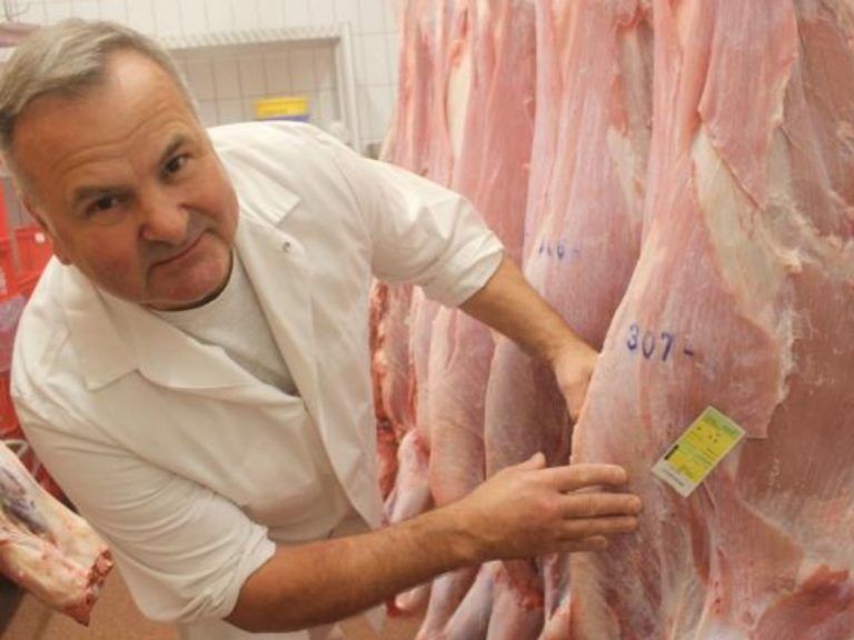 „Zum Conny goh“ ist bald Geschichte : Bei der Produktion von Fleisch und Wurstwaren war Conny Dür Vorreiter für Regionalität, Nachhaltigkeit und Transparenz: „Ich kenne meine rund 50 Viehlieferanten persönlich und weiß, woher das Vieh kommt, die Herkunft lässt sich bis zum Stall und die Weide zurückverfolgen.“