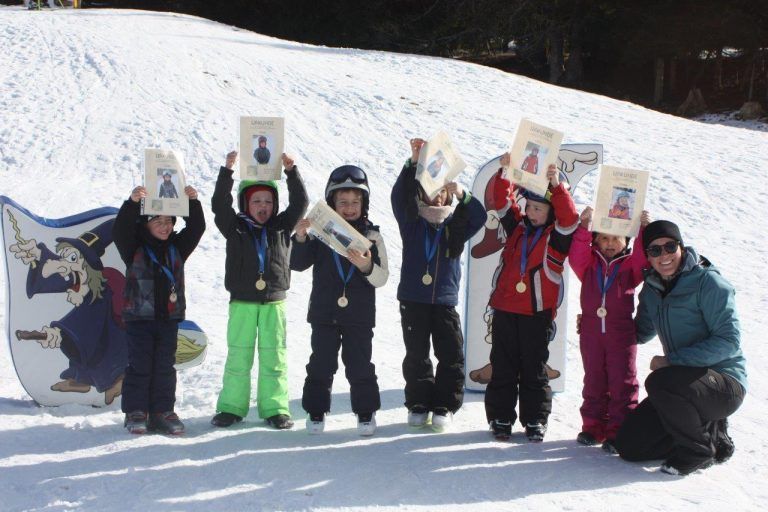 Die ersten Schwünge am Zwergberg: 1. Alle Kids erhielten eine Urkunde und eine Medaille. 2. Viele Eltern wollten sich das Skispektakel nicht entgehen lassen. 3. Bürgermeister Jürgen Bachmann war als Moderator der ideale Stimmungsmacher. 4. Die Kids erhielten von den Eltern viel Applaus. 5. Jürgen Bachmann führte gekonnt durch das Rennen. 6. KG Dafins feierte ihre jungen Helden. 7. KG Batschuns. 8. KG Muntlix jubelte. 9. KG Muntlix ein paar erfolgreiche Kids. (Bildergalerie)