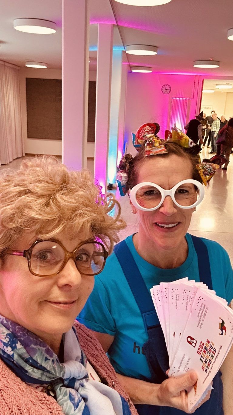Lustiges Seniorenfaschingskränzle in Satteins: Tante Martha und Helga Güfel hießen die Gäste willkommen.