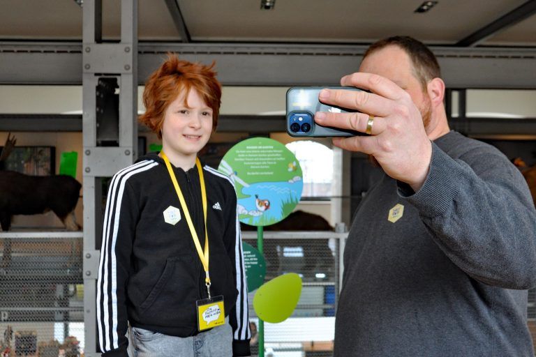 Als TiMerin lädt Ida (10) eine Begleitperson ein und erkundet mit ihr als Tandem das Museum.