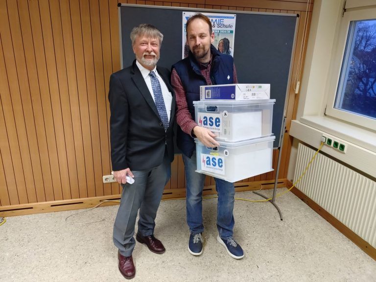 Organisator Hans-Thomas Schacht freute sich die Laborkits an die Vertreter der teilnehmenden Schulen zu übergeben.