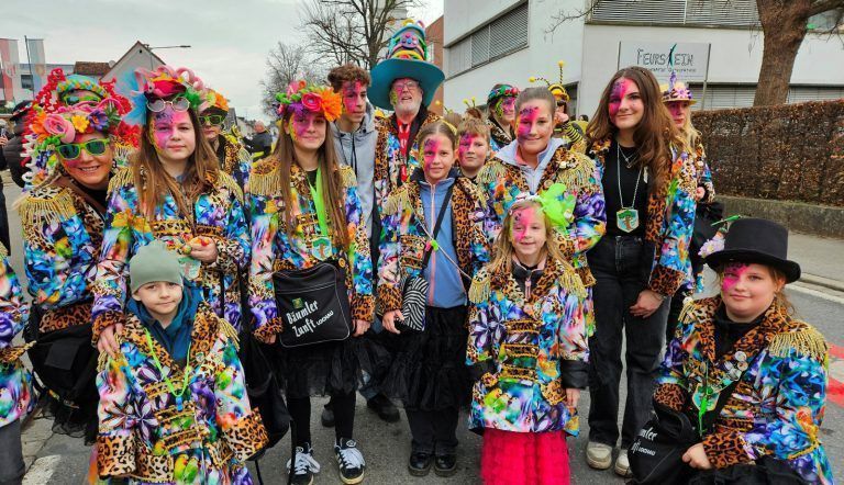 Ore-Ore-Kinderfasching mit großartigem Umzug in Lochau: Lochau wurde zum närrischen Treffpunkt der Region. Die Faschings- und Funkenzunft Bäumle als bunte „Bäumler Paradise“-Gruppe.