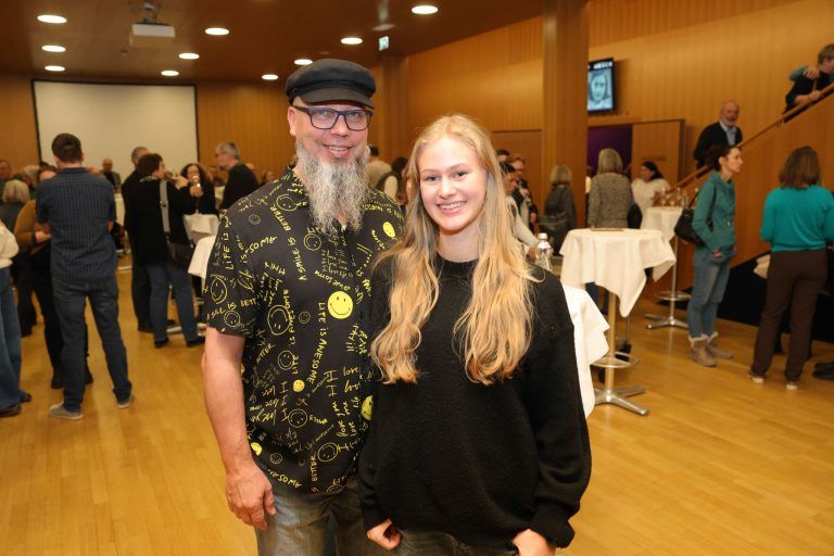 Ungewöhnlicher A-capella-Abend: Besucher Harald Stromberger und Tochter Emelie Pernter.