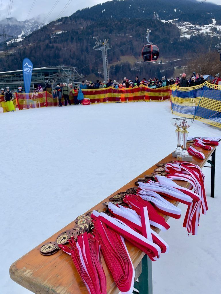 Megacoole Winterwoche am Bildungscampus : Siegerehrung mit Medailenund Pokalen dank einer Spende der Gemeinde.