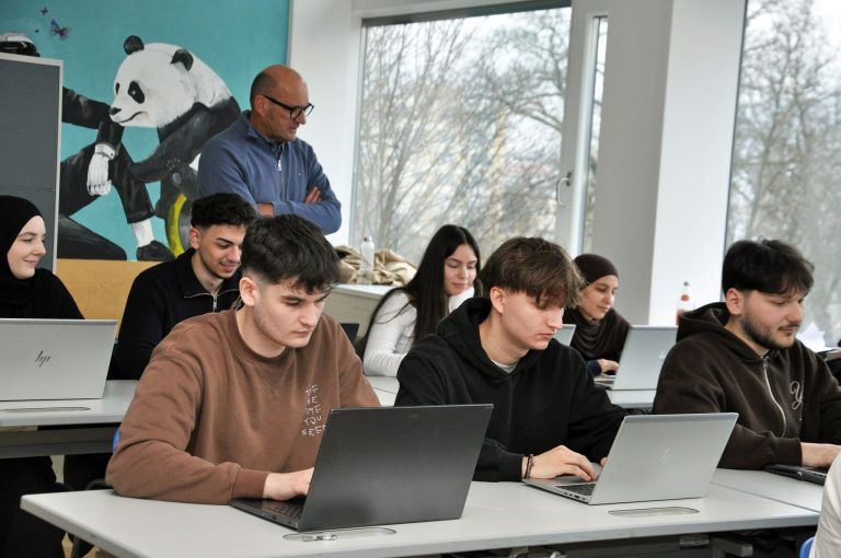 Wenn KI Faust erzählt : KI kann keine Lehrpersonen ersetzen, sondern unterstützt sie bei der Gestaltung eines innovativen, personalisierten Unterrichts.