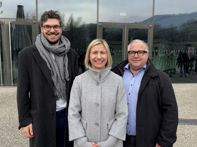 Umfassende Modernisierung: Stefanie Brugger und Mathias Klocker (Bodenssee Tourismus) mit Michael Osti (Wirtschaftskammer).