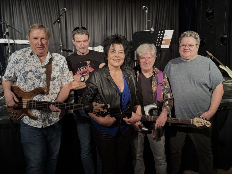 Die Musiker Thomas Jochum (Keys), Mark Holzmaier (Gitarre), Dieter Hanschitz (Bass) und Norbert Bonner (Drums) sorgten gemeinsam mit Powerfrontfrau Sabine Bader für einen besonderen Konzertabend.