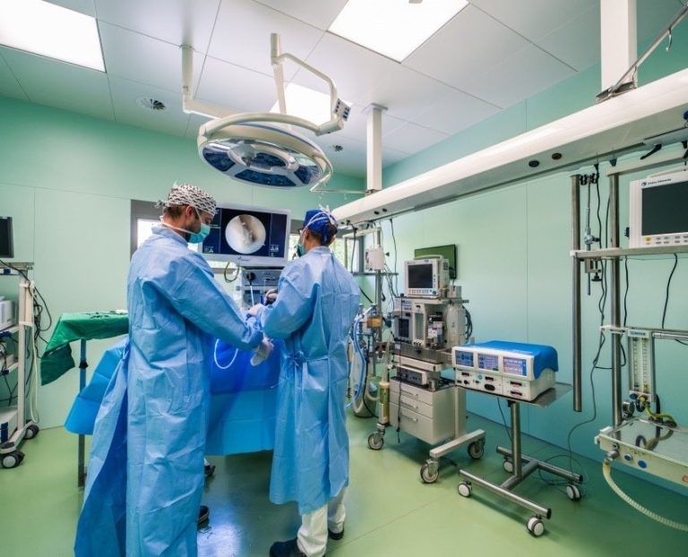 Tierarzt-Workshop: Einblick in die Praxis: Foto privat: Die Kursteilnehmer in der Tierklinik Schwarzmann; Foto Tierklinik: In die Praxis haben die Kids Einblick erhalten; Foto Tierklinik Sogar am OP-Tisch durften die Kids vorbeischauen. (Bildergalerie)