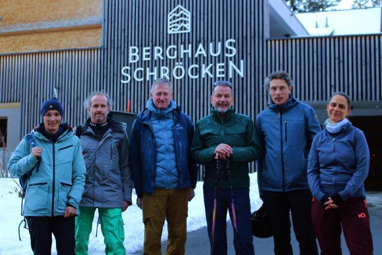 Berghaus machte Skiwoche zum Traum: Sportlehrerin Helga Vögel (li.) und ihr Team Remo Fessler, Markus Flatz, Dietmar Köb, Tobias Testor und Kristina Teßler (v. l., Angelika Valverde und Sabrina Weißenbach waren schon vorzeitig abgereist) erlebten mit ihren Schülerinnen und Schülern eine traumhafte Skiwoche.