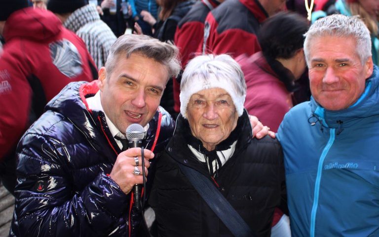 Monroes-Show zum Jubiläums-Auftakt: Kleines „Familientreffen“ bei Ski&Concert: Lead-Sänger Hanno mit Mama Greti und Bruder Jörg Pinter.