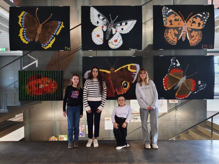 Pia, Eylül, Rousim und Vanessa vor den bunten Kunstwerken.