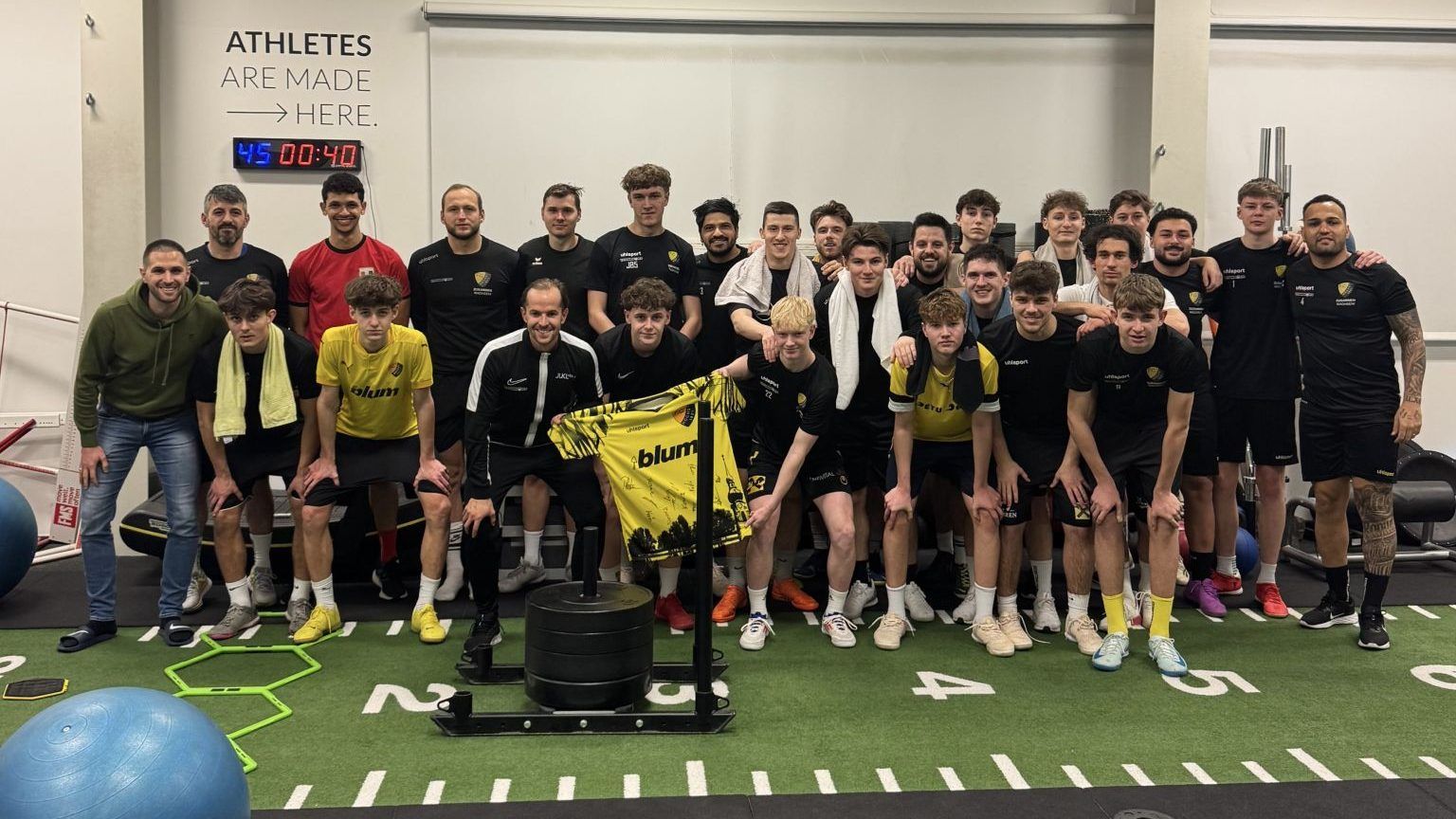 Mit viel Schung und vier Neuen in die Rückrunde: Beim Krafttraining legten die Höchster die Grundlage für die Vorbereitung.