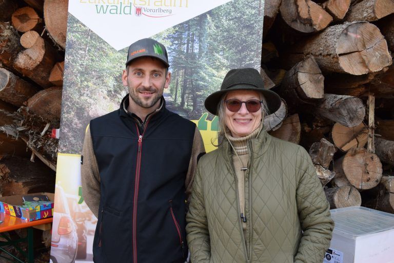 Innovative Holznutzung präsentiert: Interessiert: Sylvia Rickmann und Nikolaus Bischof.