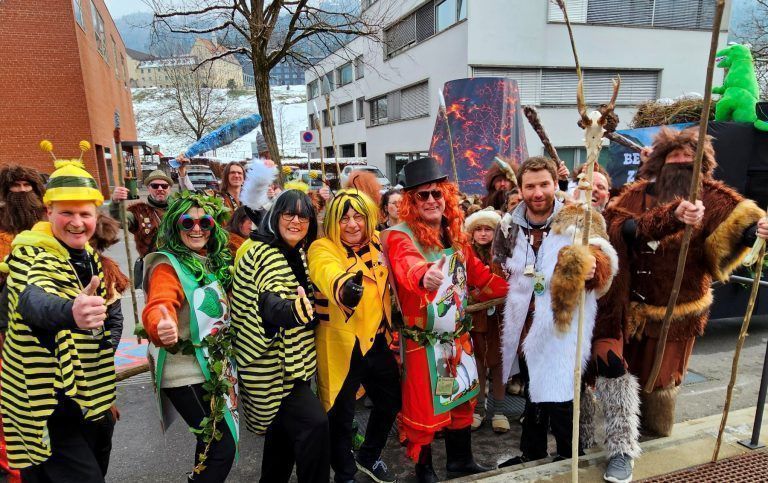 Die „Berger Steinzeitmenschen der 1. Generation“ mit ihrem Faschingsbürgermeister Roman Rist haben bei der traditionellen Bürgermeister-Absetzung mit der Übernahme des Gemeindeschlüssels auch die „Regierungsgeschäfte“ in der Bodenseegemeinde Lochau übernommen.