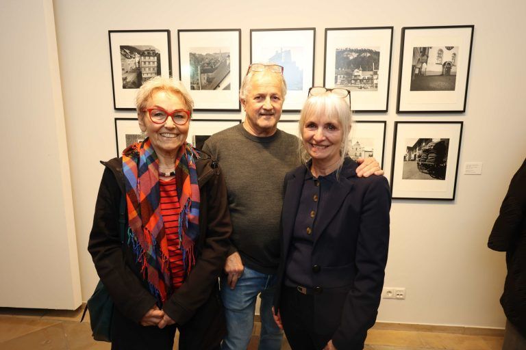 Hundert Jahre Kunst in Feldkirch: Künstlerin Renate Ludescher, Künstler Alois Galehr und Brigitte.