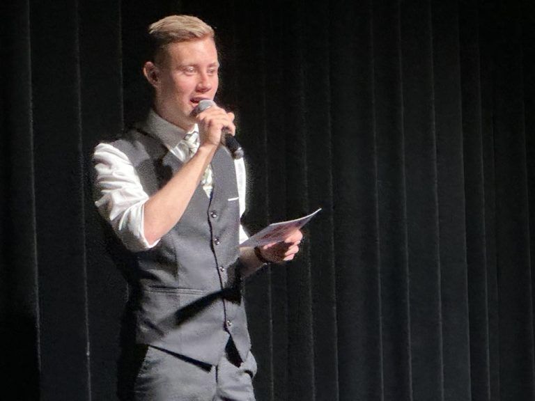 Glamouröses Comeback: 1. Rankweiler Spitzenpolitiker machten eine gute Figur; 2. Zuschauer kamen voll auf ihre Kosten; 3. Rankweiler Spitzenpolitiker applaudierten; 4. Akrobatik der jungen Turner; 5. Moderator Stefan Salzmann; 6. Abordnung vom Närrischen Kleeblatt mit Monika Dobler; 7. Bürgermeisterin Katharina Wöss-Krall mit Gatte Marco; 8. Vizebürgermeister Andreas Prenn mit Gattin Cornelia; 9. KI mit Turnvorführung; 10. Junge Talente der Turnerschaft; 11. Viele charmante Frauen mit den Gatten waren dabei; 12. Chefin Elke Sonderegger (r.) mit einem Ballgast; 13. Tanzstunde für viele; 14. Obmann Sonderegger (l.) mit einem Besucher; 15. Showeinlage mit Rankweils Spitzenpolitiker; 16. Politiker am Barren; 17. Politiker mit Übung am Barren; 18. Politiker am Barren mit Härtetest; 19. Rankweiler Politiker jubelten nach den Einheiten; 20. Freude der Rankweiler Politiker war groß; (Bildergalerie)