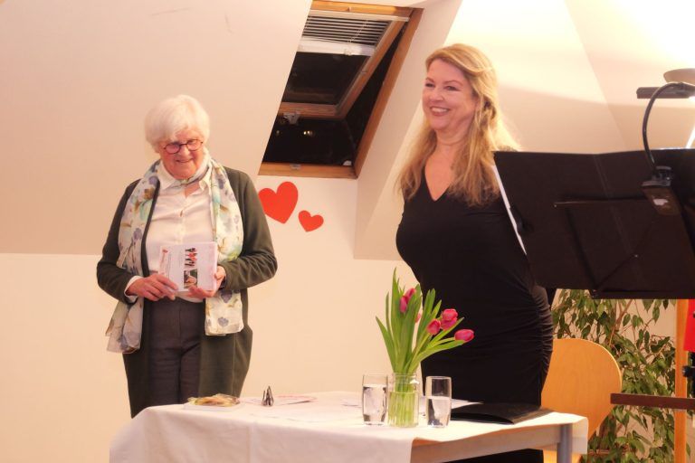 Mit der Liebe um die weite Welt: Besonderer Dank ging an Yasmin Ritter für die gefühlvoll vorgetragenen Liebesbriefe.