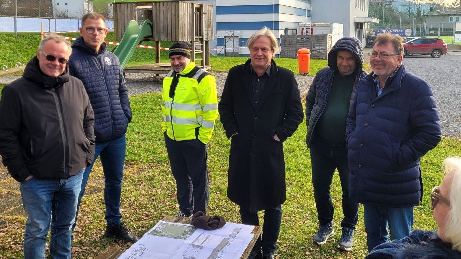 Neuer Sportheimtrakt für den SV typico Lochau: Bauverhandlung für den Erweiterungsbau im Stadion Hoferfeld: Ein zweigeschossiger Zubau in Containerbauweise mit Holzverkleidung als dringend notwendiger Kabinentrakt.