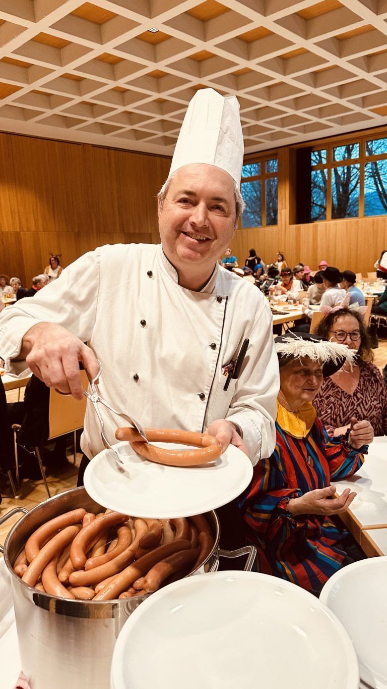 Lustiges Seniorenfaschingskränzle in Satteins: Chefkoch Gottlieb Walter in Aktion.