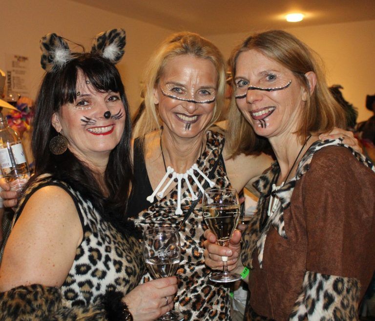 Im Dschungel ging die Party ab : Ein Trio, das sich zwar dschungelmäßig kleidete, aber alles andere als furchterregend wirkte.