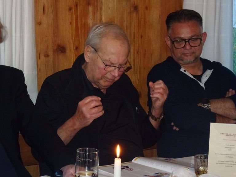 Neues aus der Narrenwelt: Stiefelma und Rätscho-Urgestein Helmut Lecher im Element.